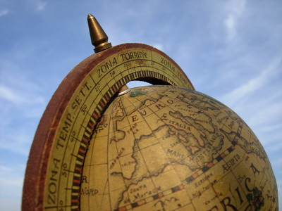 Räumliches Denkem wird eher mit einem Globus geschult als mit einem Navigationsgerät. (Foto: Jörg Kleinschmidt/pixelio)