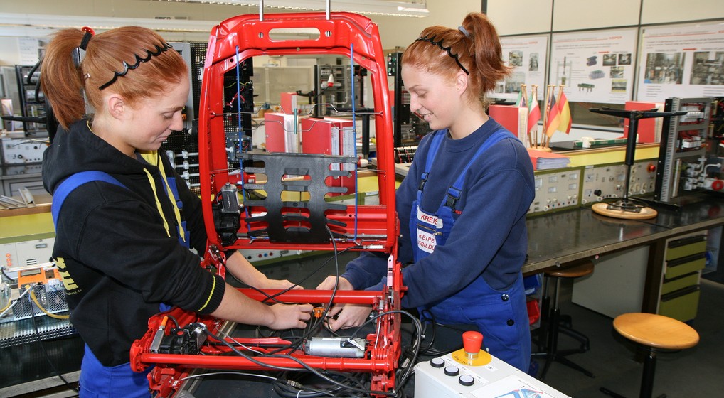 Didacta: Die Digitalisierung der Ausbildung schreitet voran – IT-Vorkenntnisse sind trotzdem kaum nötig Angehende Elektronikerinnen für Betriebstechnik wie hier sind immer noch ein eher seltenes Bild. Foto: ME-Arbeitgeber / Flickr (CC BY 2.0)