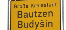 Zweisprachiges Ortsschild in der Kreisstadt Bautzen. (Foto: Julian Nitzsche/Wikimedia CC BY 3.0)