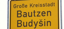 Zweisprachiges Ortsschild in der Kreisstadt Bautzen. (Foto: Julian Nitzsche/Wikimedia CC BY 3.0)