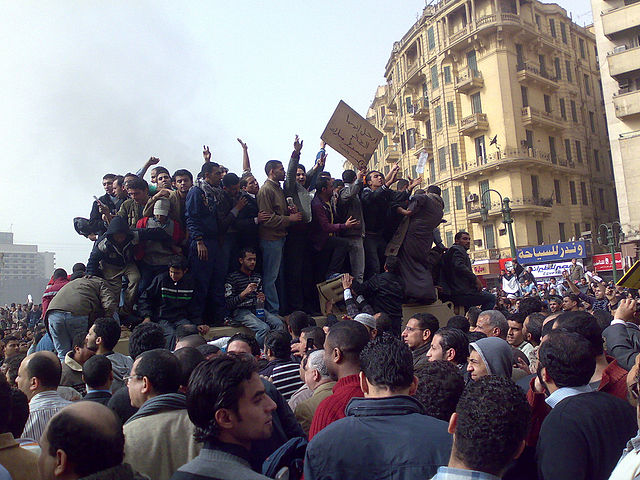 Demonstranten auf dem Tahir-Platz in Kairos Innenstadt im jahr 2011. (Foto: Ramy Raoof/Wikimedia CC BY 2.0)