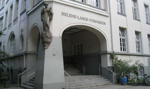 Der Eingang des Helene-Lange-Gymnasiums in Hamburg (Foto: JakobS./Wikimedia)