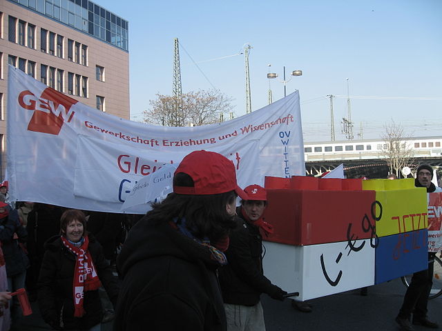 Demonstration der GEW in Dortmund im Jahr 2011 gegen ungleiche Bezahlung. (Foto: Mbdortmund/Wikimedia CC BY-SA 3.0)