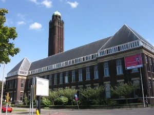 Niederländische Universitäten, hier das Hauptgebäude der Technischen Universität Delf, sind ein attraktives Ziel für deutsche Studenten. (Foto: M.M: MInderhoud/Wikipedia CC BY-SA 3.0) 
