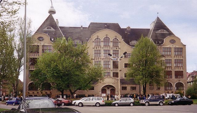 Das Erfurter Gymnasium wenige Tage nach dem Schulmassaker (Foto: ASK/Wikimedia CC BY-SA 3.0)