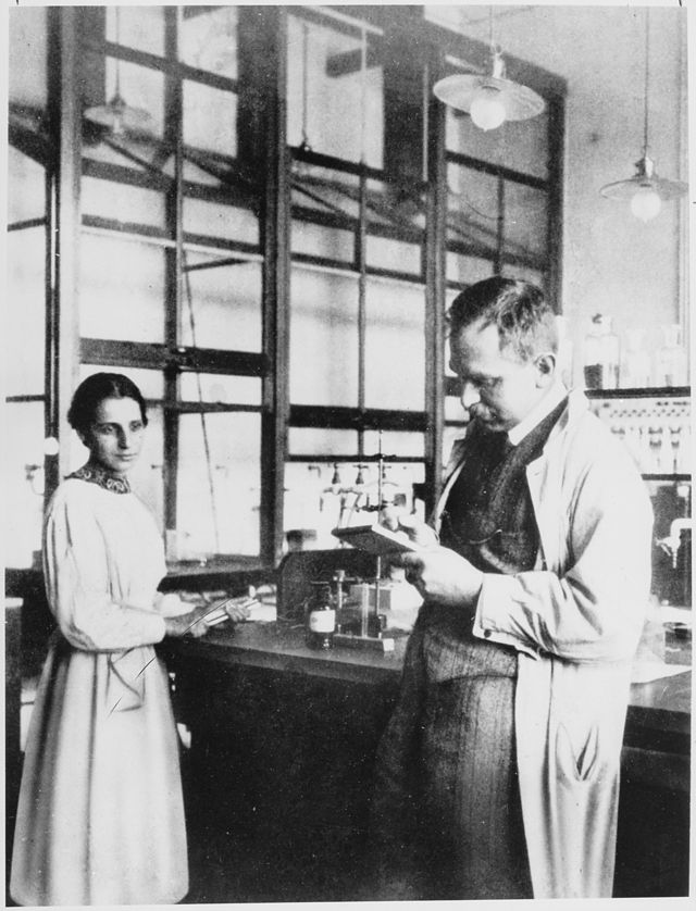 Lise Meitner und Otto hahn gemeinsam im Labor im Jahr 1913. (Foto: Wikimedia/gemeinfrei)