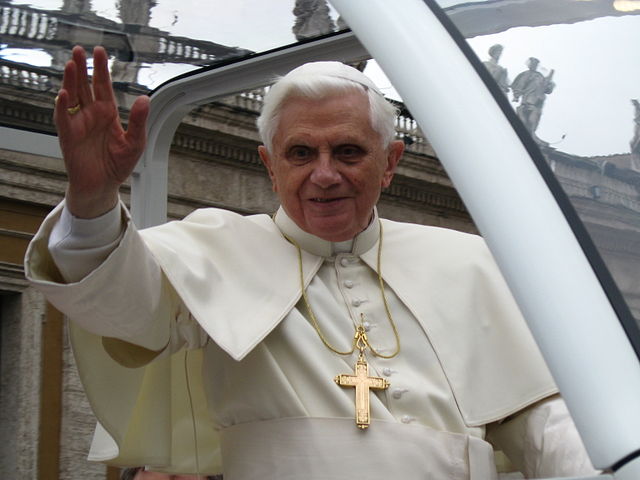 Benedikt XVI hat seinen Rücktritt angekündigt. (Foto: Broc / Wikimedia Commons (CC-BY-3.0)