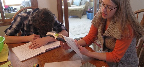 Mütter sehen sich zunehmend unter Druck, den Schulstoff mit ihren Kindern nachzuarbeiten. (Foto. IowaPolitics/Flickr CC BY-SA 2.0)