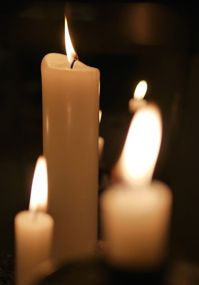 An einsame Strafgefangene wird zu Weihnachten gedacht. (Foto: Guenter Hamich(pixelio.de)