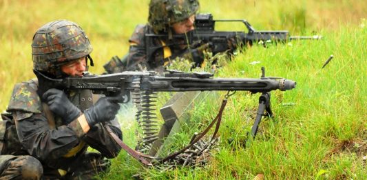 Jugendoffiziere gehen in Schulen, um über die Bundeswehr und ihre Einsätze zu informieren. Foto: An honorable german / Flickr (CC BY 2.0)