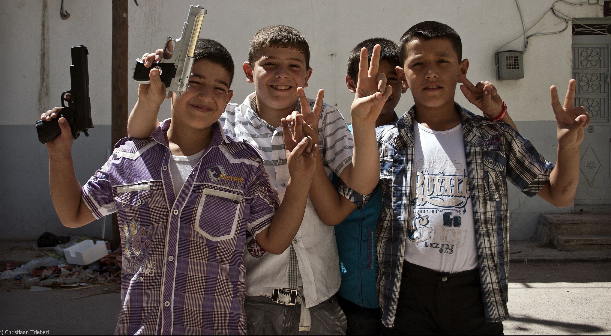 Der Krieg gehörte für Kinder aus Syrien zum Alltag, hier: Jungen in Azaz. Wie gehen sie damit um? Foto: Christiaan Triebert / flickr (CC BY 2.0)