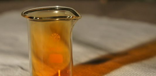 Brom hat einen stechenden Geruch, ist giftig und ätzend. Foto: Antek 123 / Wikimedia Commons (CC BY-SA 3.0)