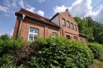 Schon lange geschlossen: Die ehemalige Dorfschule im brandenburgischen Biesenbrow. Foto: Jonas Rogowski / Wikimedia Commons (CC BY-SA 3.0)