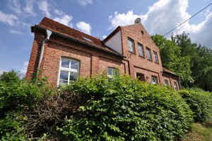  Die ehemalige Dorfschule im brandenburgischen Biesenbrow. Foto: Jonas Rogowski / Wikimedia Commons (CC BY-SA 3.0)