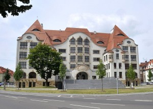 Außenaufnahme des Haupteingangs des renovierten Gutenberg-Gymnasiums in Erfurt. Foto: CTHOE / Wikimedia Commons (CC BY-SA 3.0)