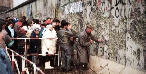 Mauerfall 1989: Wer damals in Ostdeutschland Abitur machte, hat in der Regel seine Chancen genutzt. Foto: Superikonoskop / Wikimedia Commons (CC BY-SA 3.0)