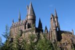 Vorbildlich - aus Sicht der bayerischen Schülervertreter. die Zauberschule Hogwarts (hier im Freizeitpark des Filmkonzerns Universal in Orlando / Florida). Foto: Carlos Cruz / Wikimedia (CC BY-SA 3.0) Commons