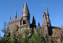 Schülerwettbewerb zum Harry-Potter-Jubiläum startet Vorbildlich - aus Sicht der bayerischen Schülervertreter. die Zauberschule Hogwarts (hier im Freizeitpark des Filmkonzerns Universal in Orlando / Florida). Foto: Carlos Cruz / Wikimedia (CC BY-SA 3.0) Commons