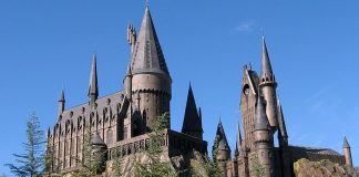 Vorbildlich - aus Sicht der bayerischen Schülervertreter. die Zauberschule Hogwarts (hier im Freizeitpark des Filmkonzerns Universal in Orlando / Florida). Foto: Carlos Cruz / Wikimedia (CC BY-SA 3.0) Commons