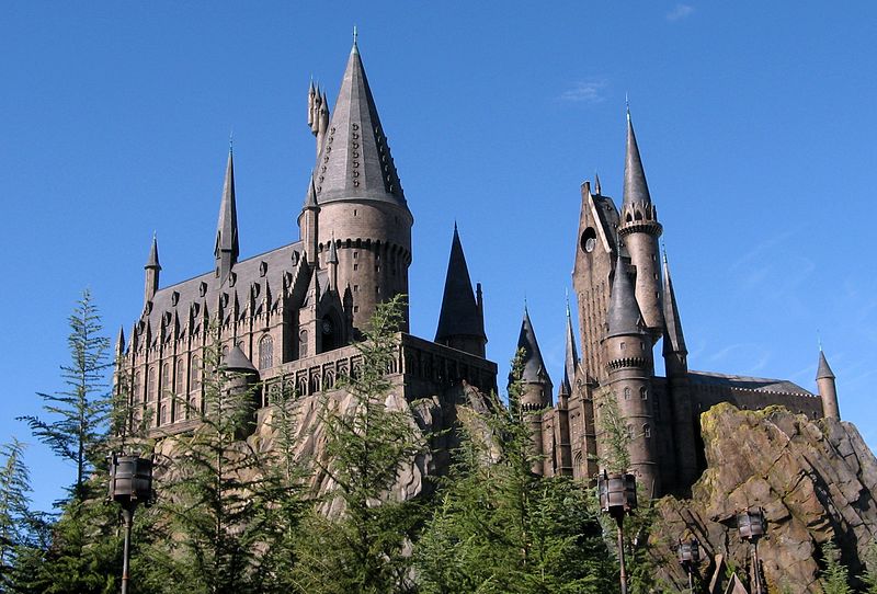 Vorbildlich - aus Sicht der bayerischen Schülervertreter. die Zauberschule Hogwarts (hier im Freizeitpark des Filmkonzerns Universal in Orlando / Florida). Foto: Carlos Cruz / Wikimedia (CC BY-SA 3.0) Commons