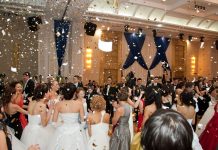 Ballkleid, Anzug, Edel-Lokation – Eltern stöhnen über teure Abi-Bälle Der Trend zum glamourösen Abiball hält an, doch das ist nicht ohne Risiko (Symbolbild). Foto: Карина Жестовская / Wikimedia Commons (CC BY-SA 4.0)