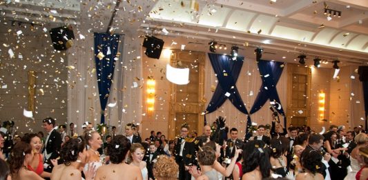 Der Trend zum glamourösen Abiball hält an, doch das ist nicht ohne Risiko (Symbolbild). Foto: Карина Жестовская / Wikimedia Commons (CC BY-SA 4.0)