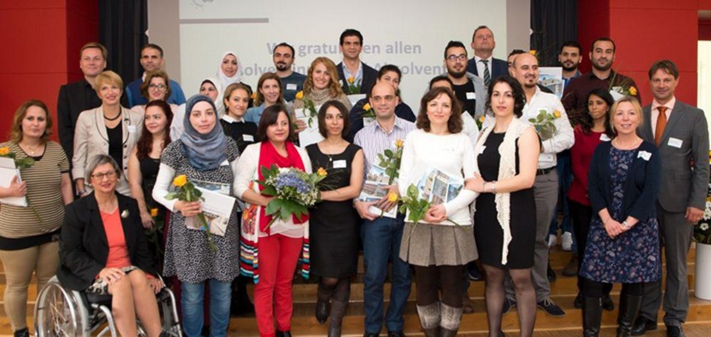 Zurück in den Beruf. Die ersten Absolventen des Potsdamer Pilotprojekts sollen als Brückenbauer an den Schulen wirken. Bild: Karla Fritze / Universität Potsdam