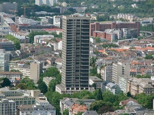 Etwa alle fünf bis zehn Tage sei einer der Fahrstühle im Frankfurter AfE-Turm stecken geblieben. Foto: Jossejonatan / Wikimedia Commons (CC BY-SA 3.0)