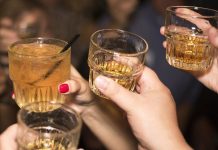 Studie über Jugend-Delinquenz: “Mit dem Alkoholkonsum nimmt auch die Kriminalität zu” Vier anstoßende Hände bei einer Party