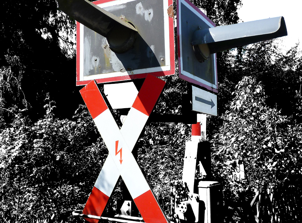 GEW gegen niedrigere Altersgrenze bei Lehrer-Verbeamtung Andreaskreuze in zwei Richtungen