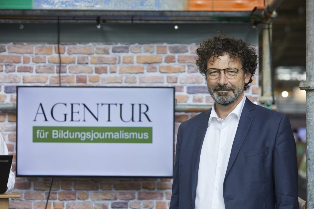 Zwei Mädchen auf einer Toilettte tauschen eine Binde