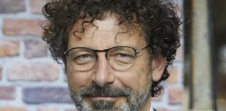 Zwei Mädchen auf einer Toilettte tauschen eine Binde