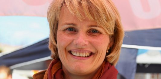 Die neue Bundesbildungsministerin nimmt sich engagiert des Themas Schule an. Foto: J.-H. Janßen / Wikimedia Commons (CC BY-SA 3.0)