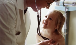 Bei fast 2.000 Kindern, die zur Schuleingangsuntersuchung antraten stellten die Gesundheitsämter Bedarf an medizinisch-therapeutischen Maßnahmen fest. Foto: Unbekannt (http://www.defenseimagery.m il; VIRIN: DA-ST-85-12888) / Wikimedia Commons