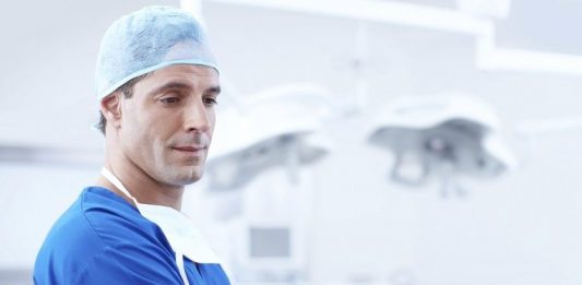 Trotz Neuregelung der Hochschulzulassung: Auch in Zukunft wird es in Deutschland nicht leicht, Arzt zu werden. Foto: Free-Photos / pixabay (CC0 Creative Commons)