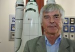 Macht Schülern Naturwissenschaften anschaulich: Ex-Astronaut Ulf Merbold. Foto: Andreas Schebers / Wikimedia Commons (CC BY 2.0)