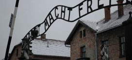 "Arbeit macht frei": Eingangstor des KZ Auschwitz mit dem zynischen Spruch. Foto: Jochen Zimmermann / Wikimedia Commons (CC BY 2.0)