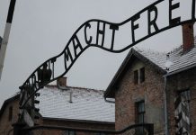 "Arbeit macht frei": Eingangstor des KZ Auschwitz mit dem zynischen Spruch. Foto: Jochen Zimmermann / Wikimedia Commons (CC BY 2.0)
