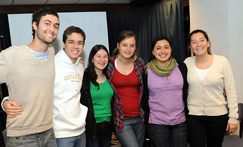 Während eines Jahres im Ausland können über Grenzen hinweg lebenslange Freundschaften entstehen. Foto: Embajada de los Estados Unidos en Uruguay/flickr (CC0 1.0 Universal)