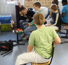 Ein Klassenzimmer, zwei Welten: Autisten möchten nicht ausgeschlossen sein und Aufgaben trotzdem auf ihre eigene Art machen. (Foto: Alex Büttner)