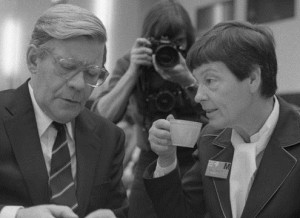 Der damalige Bundeskanzler Helmut Schmidt und seine Frau Loki auf einem Foto von 1979. Foto: Bundesarchiv / Wikimedia Commons (CC BY-SA 3.0)