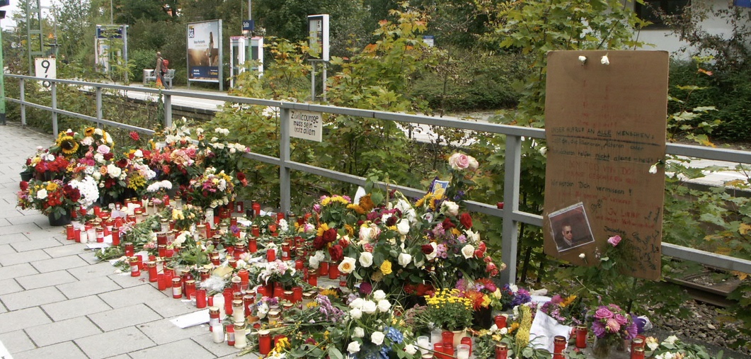 Gedenken an Dominik Brunner vor dem Bahnhof in Solln (2009). Foto: „ Alexander Kerschhofer / Wikimedia Commons (CC BY-SA 2.5)