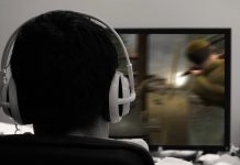 Gewaltspiele haben einen schlechten Ruf. Das Aggressionspotential fördern sie aber offenbar nicht. Foto: Kelly Hunter / flickr (CC BY 2.0) u. Tripwire Interactive /Wikimedia Commons (CC BY 3.0)