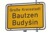 Amtssprache Sorbisch: Zweisprachiger Name auf dem Ortsschild von Bautzen. Foto: Julian Nitzsche, / Wikimedia Commons (CC-BY-SA 3.0)
