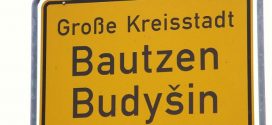 Amtssprache Sorbisch: Zweisprachiger Name auf dem Ortsschild von Bautzen. Foto: Julian Nitzsche, / Wikimedia Commons (CC-BY-SA 3.0)