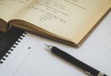 Kindern aus bildungsfernen Familien fallen Transferleistungen vom Alltag in das fachliche Denken und Arbeiten der Schule statistisch gesehen schwerer als Kindern aus bildungsnahen Familien. LUM3N / pixabay (CC0)