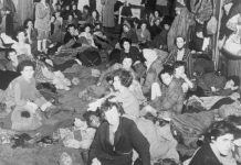 Von Lehrern angestachelt? Immer öfter provozieren Schüler in KZ-Gedenkstätte Das Foto zeigt Frauen und Kinder bei der Befreiung von Bergen Belsen - draußen türmten sich die Leichenberge. Foto: Imperial War Museum / Wikimedia Commons