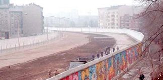 Eine Grenzstreife der DDR am Bethaniendamm in Berlin-Kreuzberg 1986. (Foto: Noir/Wikimedia CC BY-SA 3.0)