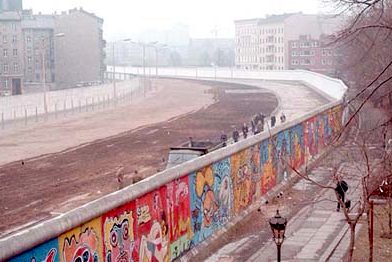 Eine Grenzstreife der DDR am Bethaniendamm in Berlin-Kreuzberg 1986. (Foto: Noir/Wikimedia CC BY-SA 3.0)