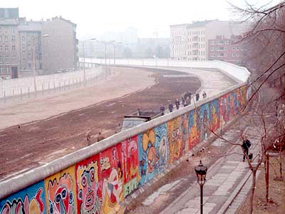 Wie die DDR an thüringischen Schulen behandelt wird, weiß so genau derzeit niemand. (Grenzstreife der DDR am Bethaniendamm in Berlin-Kreuzberg 1986 - Foto: Noir/Wikimedia CC BY-SA 3.0)